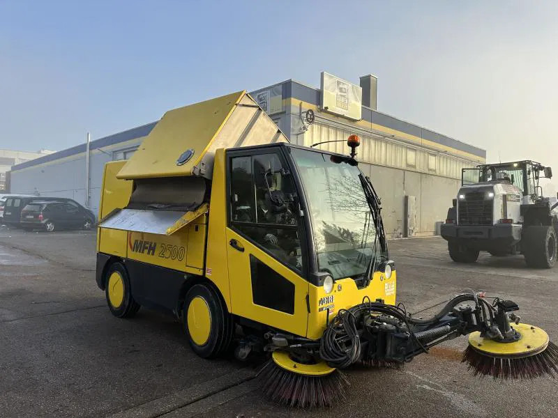 Diversen MFH 2500 Kehrmaschine Klima 3 Besen AEBI MATEC MFH 2500 Kehrmaschine Klima 3 Besen - Priemyselný zametací stroj: obrázok 1 Diversen MFH 2500 Kehrmaschine Klima 3 Besen AEBI MATEC MFH 2500 Kehrmaschine Klima 3 Besen - Priemyselný zametací stroj: obrázok 1