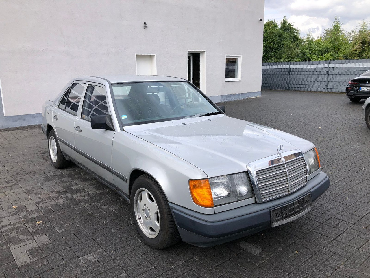 Mercedes-Benz W124 E 260 - Sedan: obrázok 3 Mercedes-Benz W124 E 260 - Sedan: obrázok 3