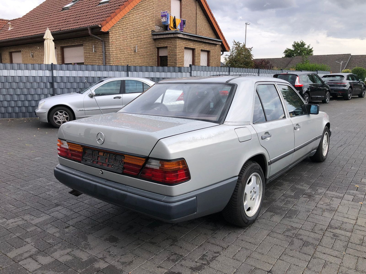 Mercedes-Benz W124 E 260 - Sedan: obrázok 2 Mercedes-Benz W124 E 260 - Sedan: obrázok 2