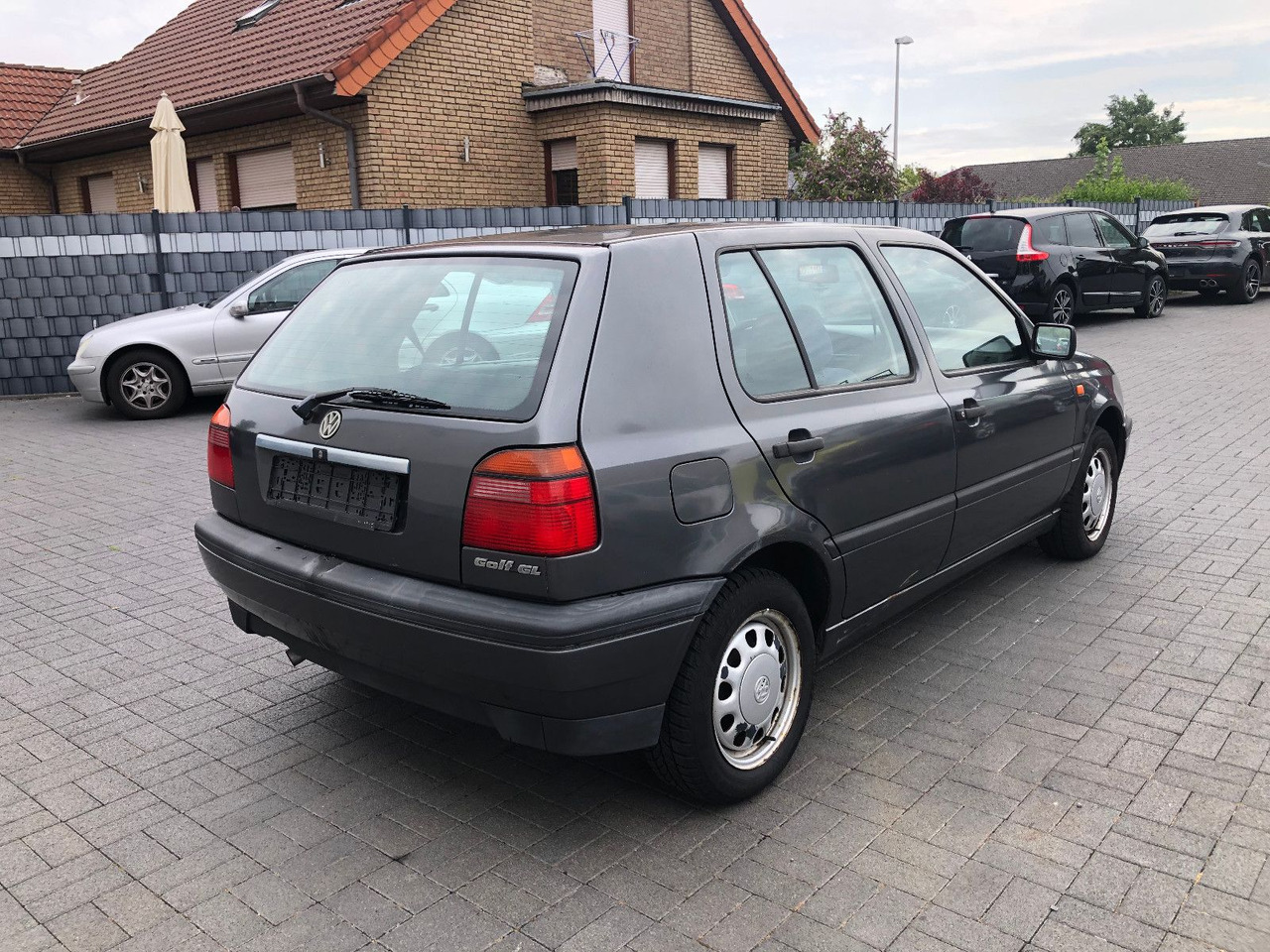 Volkswagen Golf 1.8 GL Klima - Sedan: obrázok 2 Volkswagen Golf 1.8 GL Klima - Sedan: obrázok 2