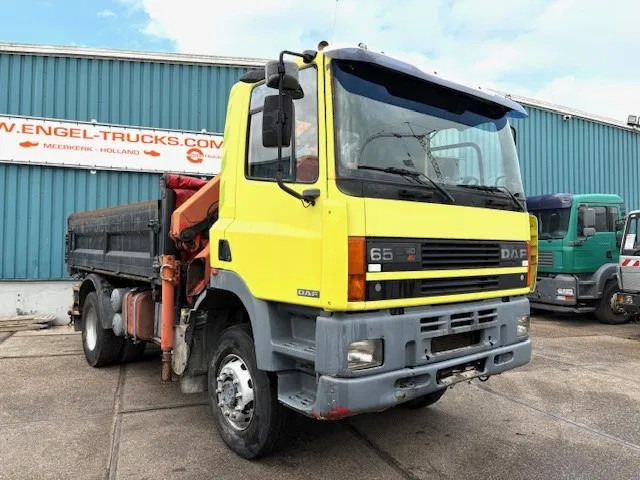 DAF 65 -180ATI 4x4 FULL STEEL 3-WAY KIPPER AND PALFINGER CRANE (EURO 2 / MANUAL GEARBOX / FULL STEEL SUSPENSION / ETC.) - Sklápač, Auto s hydraulickou rukou: obrázok 2 DAF 65 -180ATI 4x4 FULL STEEL 3-WAY KIPPER AND PALFINGER CRANE (EURO 2 / MANUAL GEARBOX / FULL STEEL SUSPENSION / ETC.) - Sklápač, Auto s hydraulickou rukou: obrázok 2
