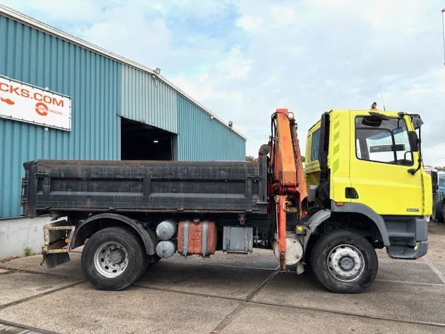DAF 65 -180ATI 4x4 FULL STEEL 3-WAY KIPPER AND PALFINGER CRANE (EURO 2 / MANUAL GEARBOX / FULL STEEL SUSPENSION / ETC.) - Sklápač, Auto s hydraulickou rukou: obrázok 4 DAF 65 -180ATI 4x4 FULL STEEL 3-WAY KIPPER AND PALFINGER CRANE (EURO 2 / MANUAL GEARBOX / FULL STEEL SUSPENSION / ETC.) - Sklápač, Auto s hydraulickou rukou: obrázok 4
