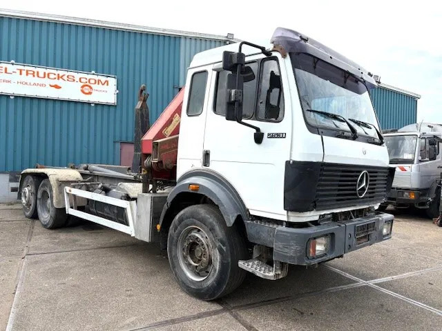 Mercedes-Benz SK 2527 6x2 HOOK-ARM SYSTEM WITH HMF CRANE (V6 ENGINE / ZF MANUAL GEARBOX / REDUCTION AXLE / STEEL SUSPENSION / P.T.O.) - Hákový nosič kontajnerov, Auto s hydraulickou rukou: obrázok 2 Mercedes-Benz SK 2527 6x2 HOOK-ARM SYSTEM WITH HMF CRANE (V6 ENGINE / ZF MANUAL GEARBOX / REDUCTION AXLE / STEEL SUSPENSION / P.T.O.) - Hákový nosič kontajnerov, Auto s hydraulickou rukou: obrázok 2