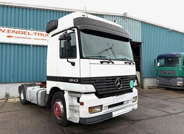 Mercedes-Benz Actros 1843 LS (MP1) (EPS WITH CLUTCH (3 PEDALS) / AIRCONDITIONING / SUNVISOR / ETC.) - Ťahač: obrázok 2 Mercedes-Benz Actros 1843 LS (MP1) (EPS WITH CLUTCH (3 PEDALS) / AIRCONDITIONING / SUNVISOR / ETC.) - Ťahač: obrázok 2
