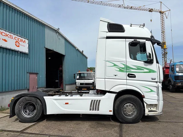 Mercedes-Benz Actros 1845 LS BIGSPACE (RETARDER / EURO 5 / TELLIGENT GEARBOX / FULL SPOILERSET / 2x DIESELTANK / AIRCONDITIONING) - Ťahač: obrázok 4 Mercedes-Benz Actros 1845 LS BIGSPACE (RETARDER / EURO 5 / TELLIGENT GEARBOX / FULL SPOILERSET / 2x DIESELTANK / AIRCONDITIONING) - Ťahač: obrázok 4