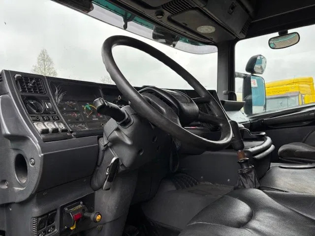 Ťahač Scania R114-380 LA SLEEPERCAB 4x2 (EURO 2 / MANUAL GEARBOX / HYDRAULIC KIT / P.T.O. / FULL SPOILERSET / ETC.): obrázok 9 Ťahač Scania R114-380 LA SLEEPERCAB 4x2 (EURO 2 / MANUAL GEARBOX / HYDRAULIC KIT / P.T.O. / FULL SPOILERSET / ETC.): obrázok 9