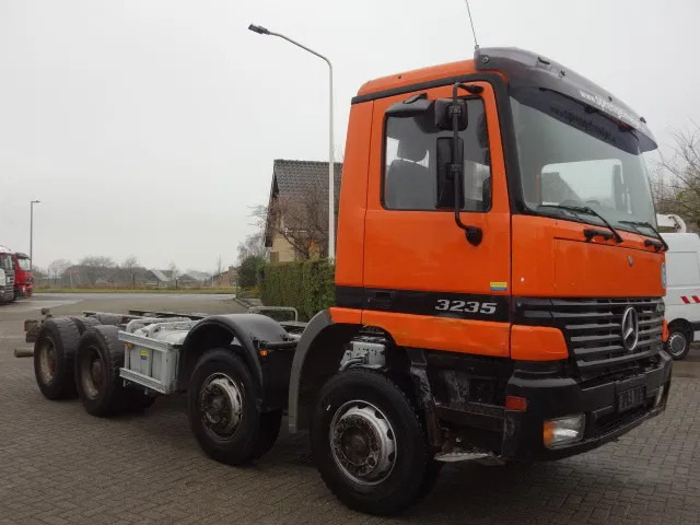 Mercedes-Benz Actros 3235 8x4 steelsprings,manual gearbox - Podvozek s kabinou: obrázok 1 Mercedes-Benz Actros 3235 8x4 steelsprings,manual gearbox - Podvozek s kabinou: obrázok 1