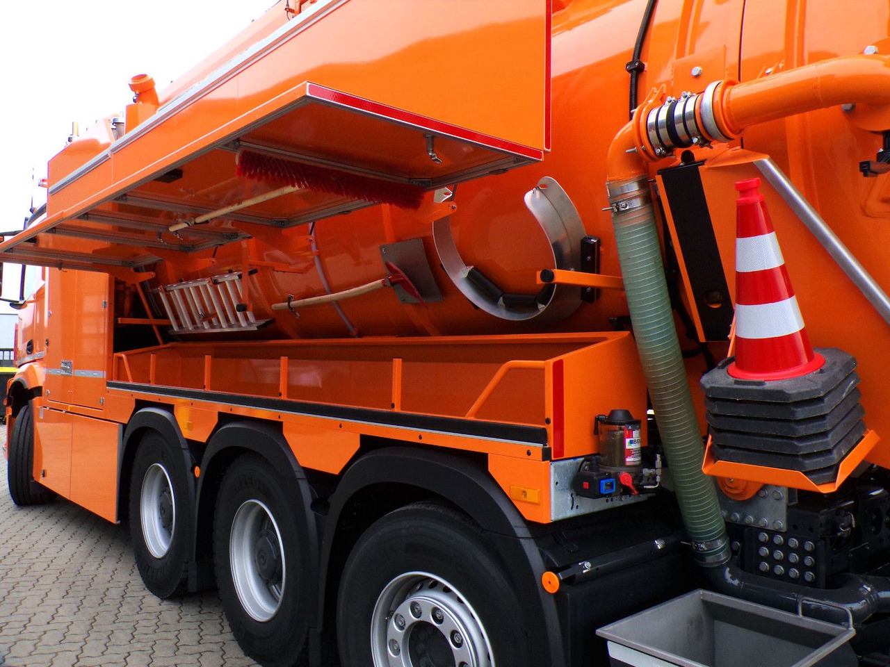 Mercedes-Benz Arocs 3551 8x4 Müller 16mCanalmaster F160EWA WRG - Fekálne vozidlo: obrázok 5 Mercedes-Benz Arocs 3551 8x4 Müller 16mCanalmaster F160EWA WRG - Fekálne vozidlo: obrázok 5