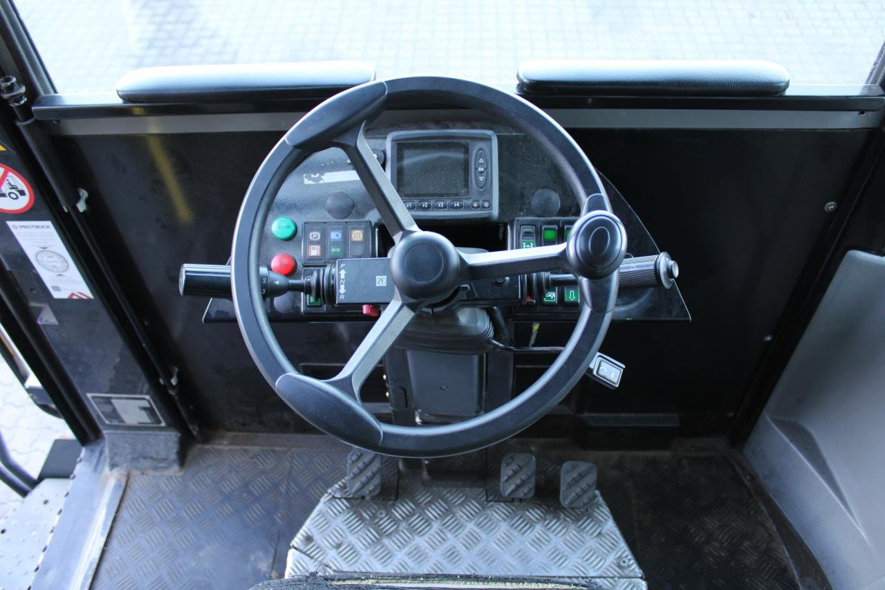 MOL RM255 4X4 - Terminálový ťahač: obrázok 4 MOL RM255 4X4 - Terminálový ťahač: obrázok 4