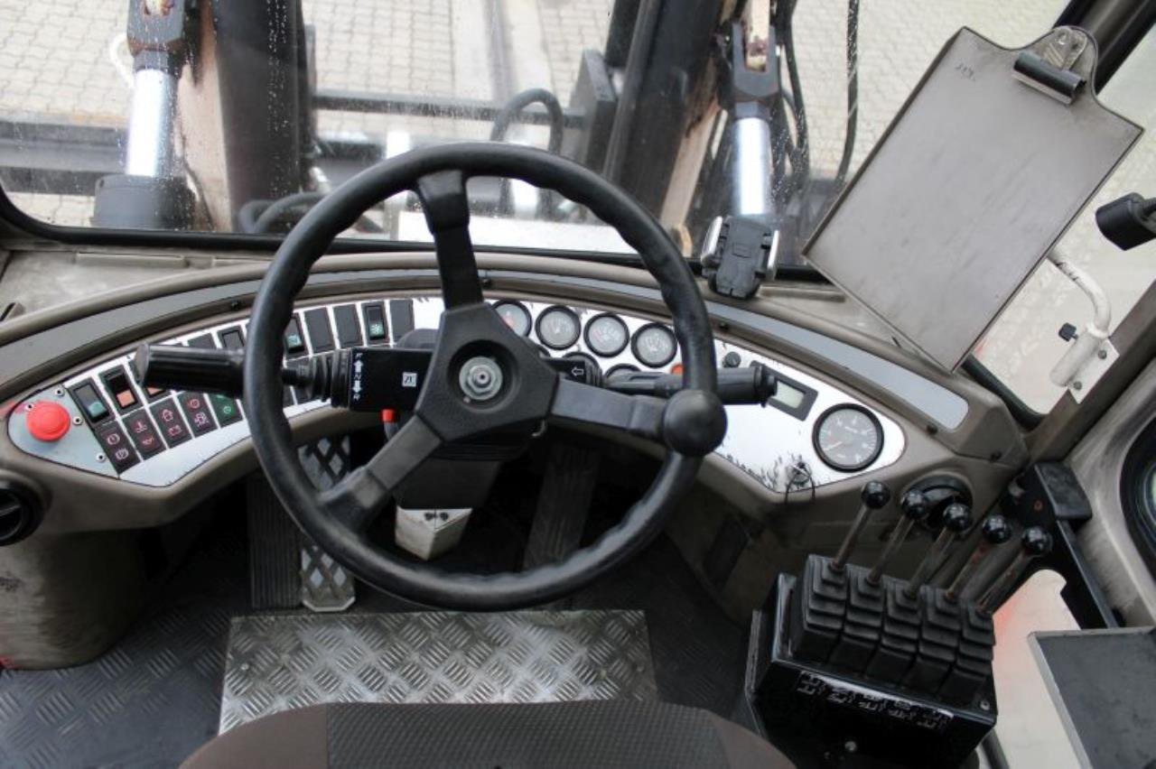 SveTruck 15120-35 - Dieselový vysokozdvižný vozík: obrázok 4 SveTruck 15120-35 - Dieselový vysokozdvižný vozík: obrázok 4