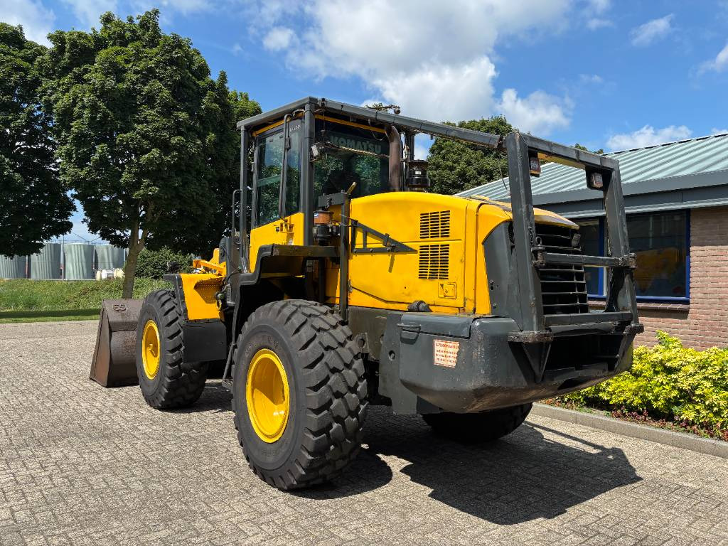 Komatsu WA 320-5 - Kolesový nakladač: obrázok 2 Komatsu WA 320-5 - Kolesový nakladač: obrázok 2