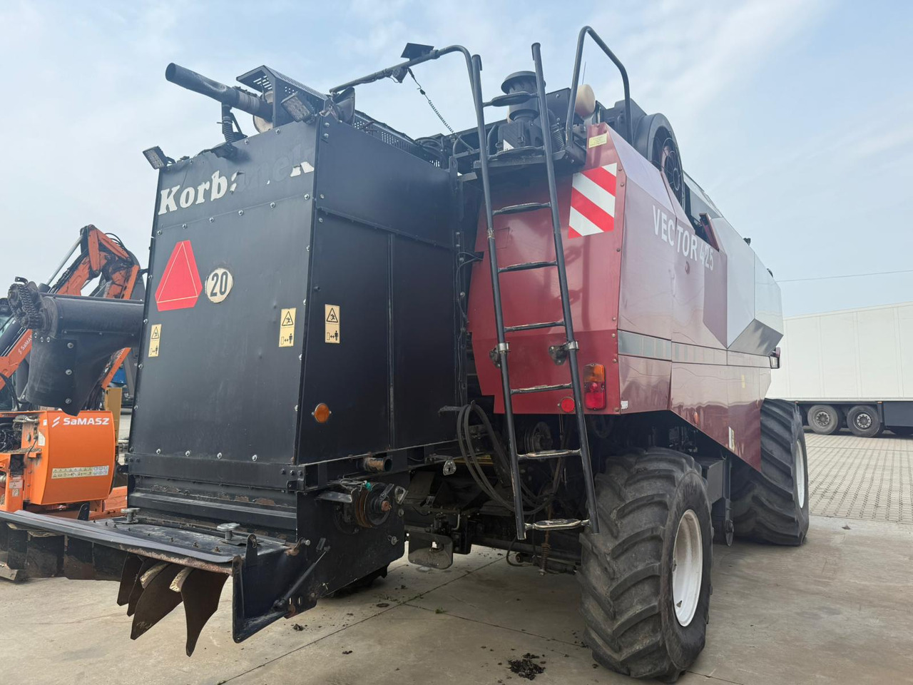 ROSTSELMASH VECTOR 425 RSM-101 grain harvester + Header 5 m + rapeseed harvesting extension / 2300 MTH - Obilný kombajn: obrázok 3 ROSTSELMASH VECTOR 425 RSM-101 grain harvester + Header 5 m + rapeseed harvesting extension / 2300 MTH - Obilný kombajn: obrázok 3