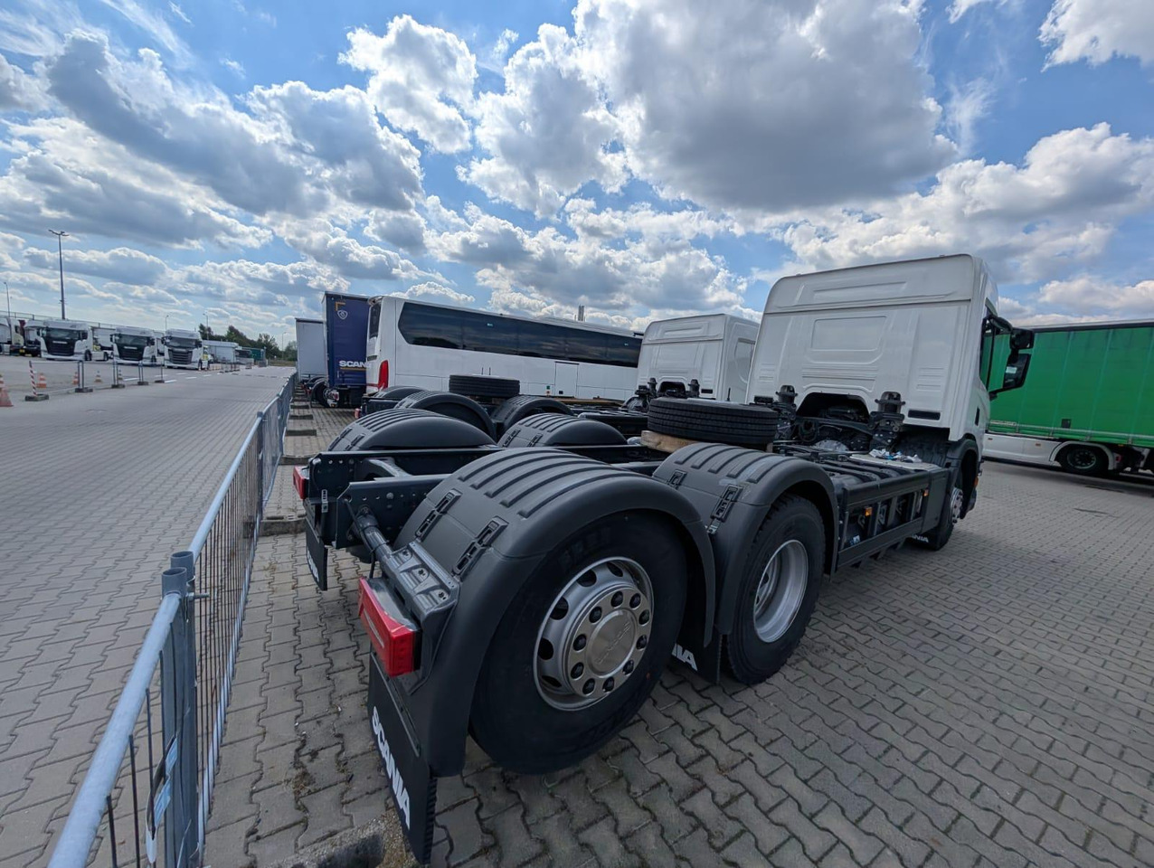SCANIA P 340 B6x2*4NA / chassis frame / steering axle / CNG / large cab / 8 units - Podvozek s kabinou: obrázok 4 SCANIA P 340 B6x2*4NA / chassis frame / steering axle / CNG / large cab / 8 units - Podvozek s kabinou: obrázok 4