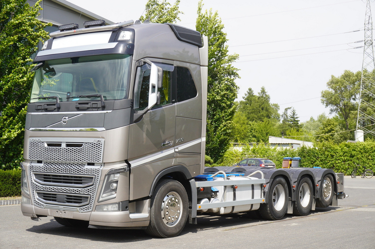 VOLVO Volvo FH16 750 8x4x4 / 750 HP! / Frame 685 cm / Steered 4th axle - Auto s hydraulickou rukou: obrázok 2 VOLVO Volvo FH16 750 8x4x4 / 750 HP! / Frame 685 cm / Steered 4th axle - Auto s hydraulickou rukou: obrázok 2