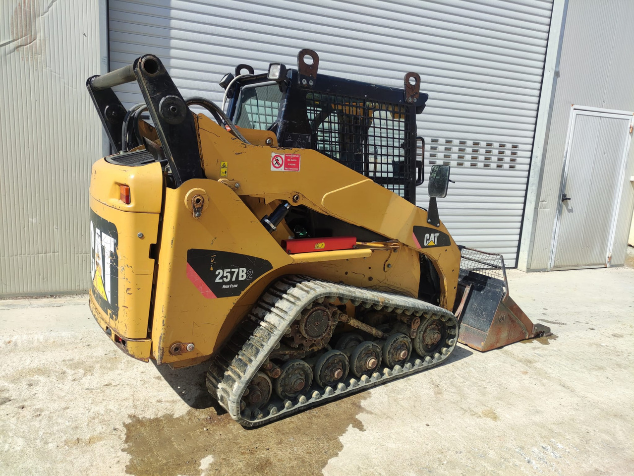 CATERPILLAR 257B2 - Pásový šmykom riadený nakladač: obrázok 4 CATERPILLAR 257B2 - Pásový šmykom riadený nakladač: obrázok 4