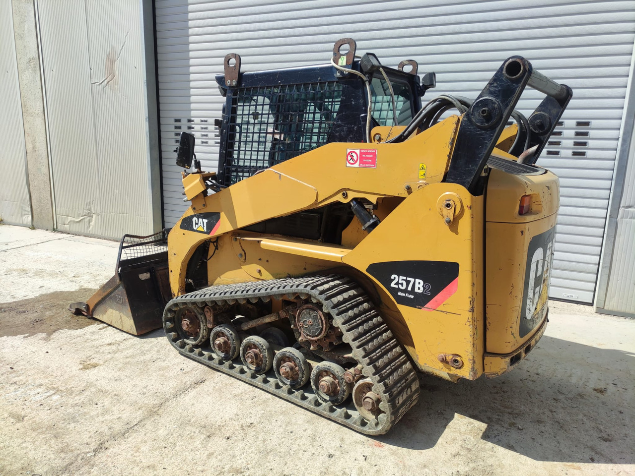 CATERPILLAR 257B2 - Pásový šmykom riadený nakladač: obrázok 2 CATERPILLAR 257B2 - Pásový šmykom riadený nakladač: obrázok 2