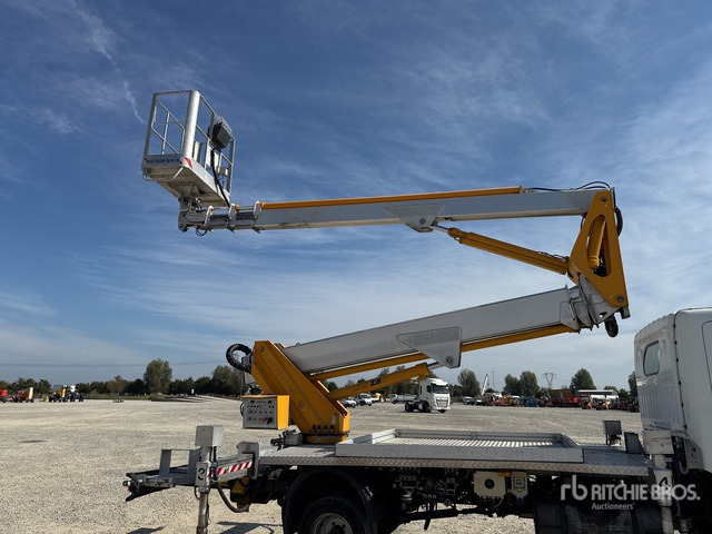 2011 Nissan Cabstar 35 - 11 2011 Multitel Pagliero MX250EX ... Bucket Truck - Automobilová plošina: obrázok 5 2011 Nissan Cabstar 35 - 11 2011 Multitel Pagliero MX250EX ... Bucket Truck - Automobilová plošina: obrázok 5