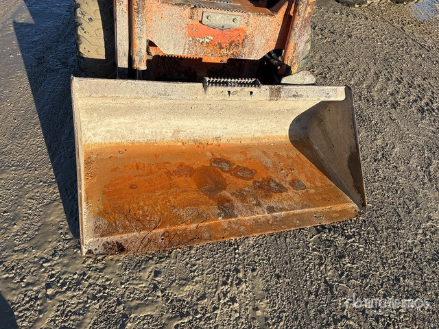 2012 Komatsu SK714-2 Skid Steer Loader - Šmykom riadený nakladač: obrázok 5 2012 Komatsu SK714-2 Skid Steer Loader - Šmykom riadený nakladač: obrázok 5