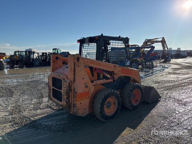 2012 Komatsu SK714-2 Skid Steer Loader - Šmykom riadený nakladač: obrázok 3 2012 Komatsu SK714-2 Skid Steer Loader - Šmykom riadený nakladač: obrázok 3