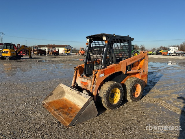 2012 Komatsu SK714-2 Skid Steer Loader - Šmykom riadený nakladač: obrázok 1 2012 Komatsu SK714-2 Skid Steer Loader - Šmykom riadený nakladač: obrázok 1