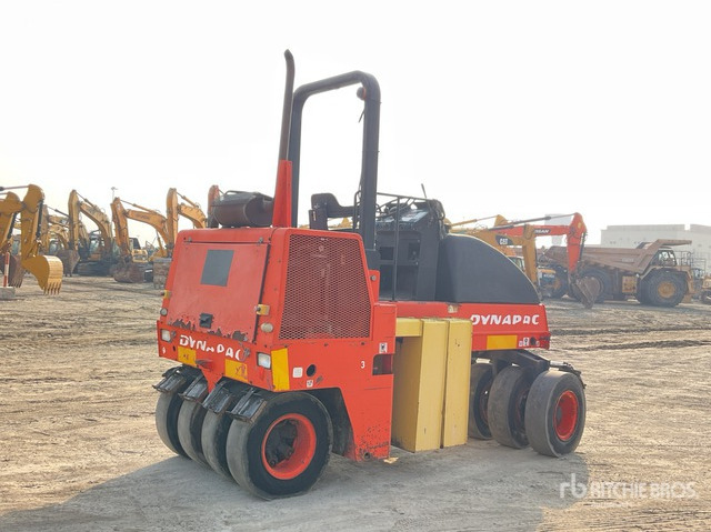 2004 Dynapac CP132 9 Wheel Pneumatic Roller - Pneumatikový valec: obrázok 5 2004 Dynapac CP132 9 Wheel Pneumatic Roller - Pneumatikový valec: obrázok 5