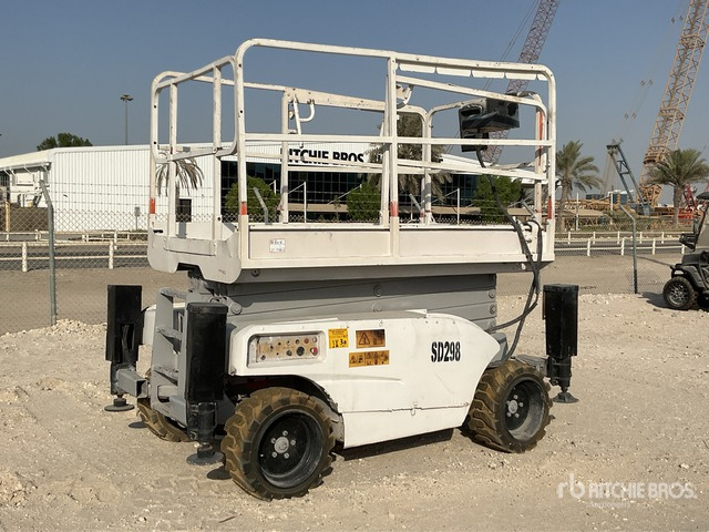 2004 Haulotte Compact 12DX 4x4 Diesel Scissor Lift - Samohybná plošiny: obrázok 2 2004 Haulotte Compact 12DX 4x4 Diesel Scissor Lift - Samohybná plošiny: obrázok 2