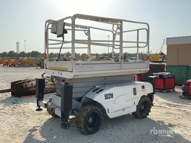 2004 Haulotte Compact 12DX 4x4 Diesel Scissor Lift - Samohybná plošiny: obrázok 4 2004 Haulotte Compact 12DX 4x4 Diesel Scissor Lift - Samohybná plošiny: obrázok 4