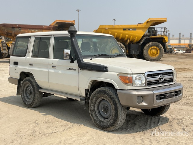2011 Toyota Land Cruiser LX 76R 4x4 SUV - SUV: obrázok 1 2011 Toyota Land Cruiser LX 76R 4x4 SUV - SUV: obrázok 1