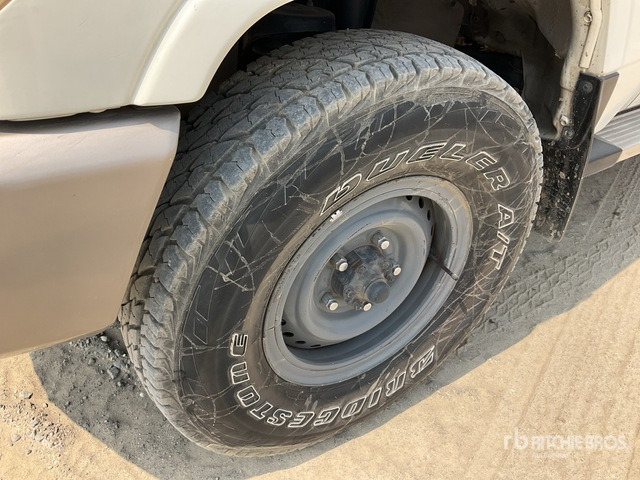 2011 Toyota Land Cruiser LX 76R 4x4 SUV - SUV: obrázok 5 2011 Toyota Land Cruiser LX 76R 4x4 SUV - SUV: obrázok 5