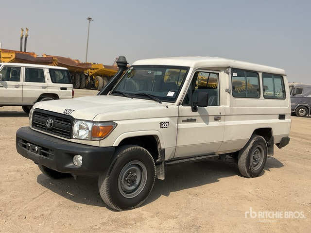 2013 Toyota Land Cruiser 78L 4x4 SUV - SUV: obrázok 2 2013 Toyota Land Cruiser 78L 4x4 SUV - SUV: obrázok 2