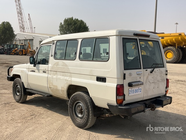 2014 Toyota Land Cruiser 78L 4x4 SUV - SUV: obrázok 4 2014 Toyota Land Cruiser 78L 4x4 SUV - SUV: obrázok 4