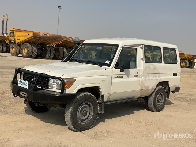 2014 Toyota Land Cruiser 78L 4x4 SUV - SUV: obrázok 2 2014 Toyota Land Cruiser 78L 4x4 SUV - SUV: obrázok 2