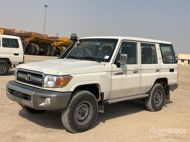 2014 Toyota Land Cruiser LX 76L 4x4 SUV - SUV: obrázok 2 2014 Toyota Land Cruiser LX 76L 4x4 SUV - SUV: obrázok 2