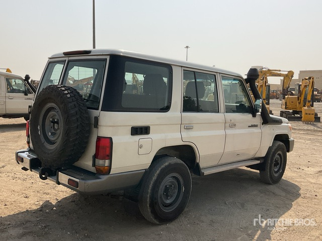 2014 Toyota Land Cruiser LX 76L 4x4 SUV - SUV: obrázok 3 2014 Toyota Land Cruiser LX 76L 4x4 SUV - SUV: obrázok 3