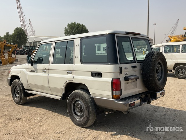 2014 Toyota Land Cruiser LX 76L 4x4 SUV - SUV: obrázok 4 2014 Toyota Land Cruiser LX 76L 4x4 SUV - SUV: obrázok 4