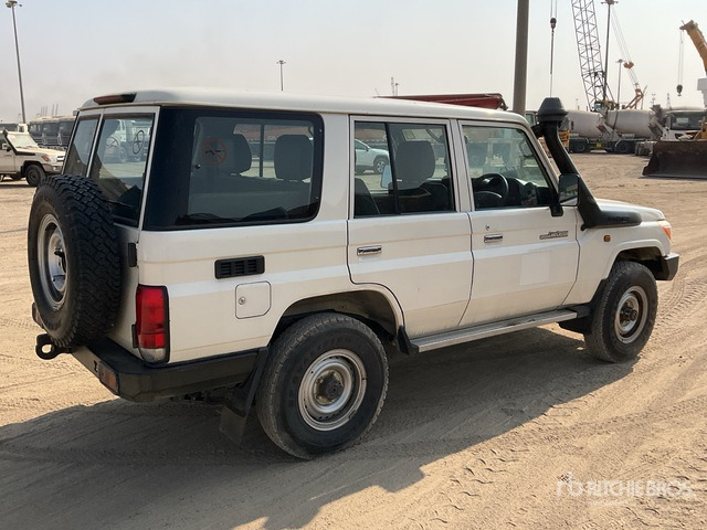 2016 Toyota Land Cruiser 76R 4x4 SUV - SUV: obrázok 2 2016 Toyota Land Cruiser 76R 4x4 SUV - SUV: obrázok 2