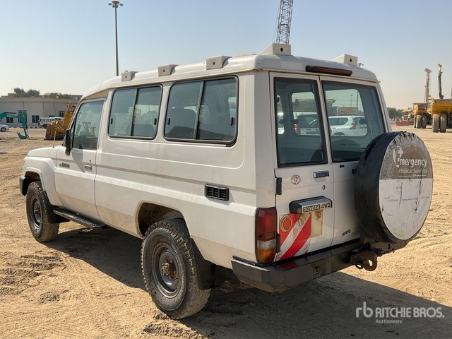 2016 Toyota Land Cruiser 78R 4x4 SUV - SUV: obrázok 3 2016 Toyota Land Cruiser 78R 4x4 SUV - SUV: obrázok 3