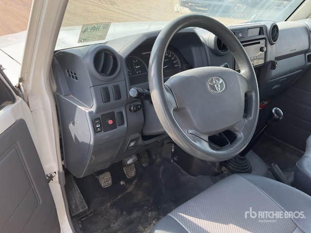 2016 Toyota Land Cruiser 79L 4x4 Crew Cab Pickup - Pick-up: obrázok 5 2016 Toyota Land Cruiser 79L 4x4 Crew Cab Pickup - Pick-up: obrázok 5