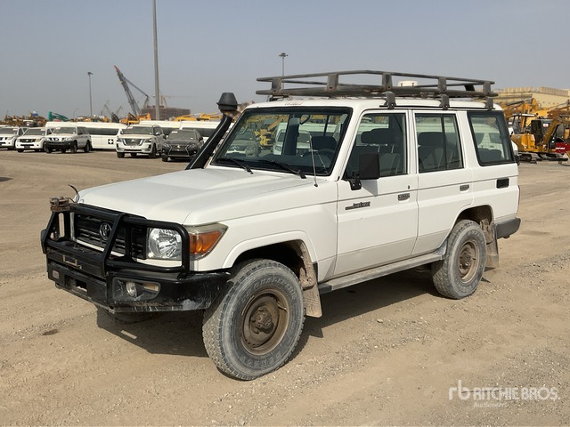 2018 Toyota Land Cruiser 76L 4x4 SUV - SUV: obrázok 1 2018 Toyota Land Cruiser 76L 4x4 SUV - SUV: obrázok 1