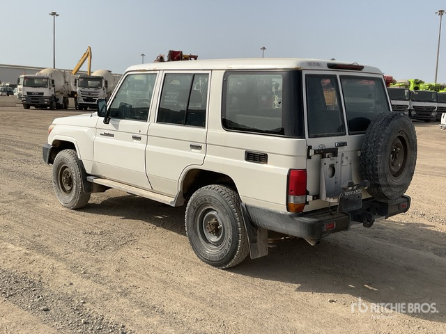 2018 Toyota Land Cruiser 76L 4x4 SUV - SUV: obrázok 3 2018 Toyota Land Cruiser 76L 4x4 SUV - SUV: obrázok 3