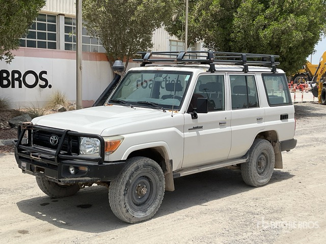 2018 Toyota Land Cruiser 76L 4x4 SUV - SUV: obrázok 2 2018 Toyota Land Cruiser 76L 4x4 SUV - SUV: obrázok 2