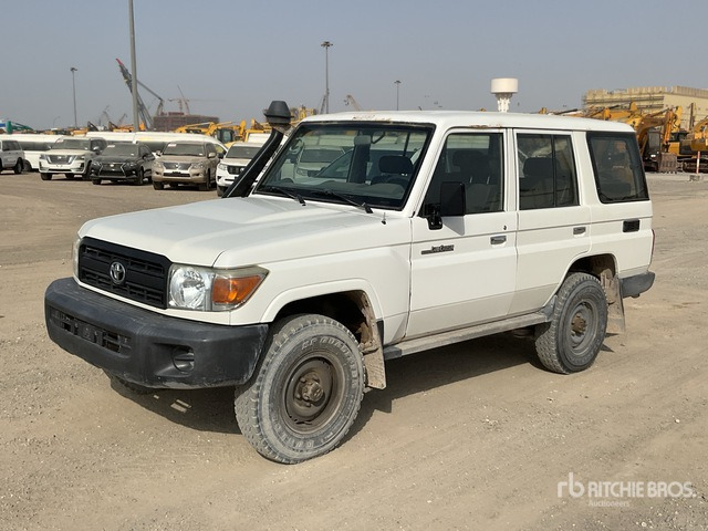 2018 Toyota Land Cruiser 76L 4x4 SUV - SUV: obrázok 1 2018 Toyota Land Cruiser 76L 4x4 SUV - SUV: obrázok 1