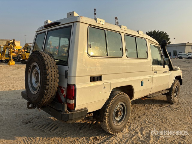 2018 Toyota Land Cruiser 78R 4x4 SUV - SUV: obrázok 2 2018 Toyota Land Cruiser 78R 4x4 SUV - SUV: obrázok 2