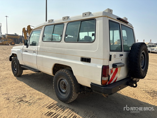 2018 Toyota Land Cruiser 78R 4x4 SUV - SUV: obrázok 2 2018 Toyota Land Cruiser 78R 4x4 SUV - SUV: obrázok 2