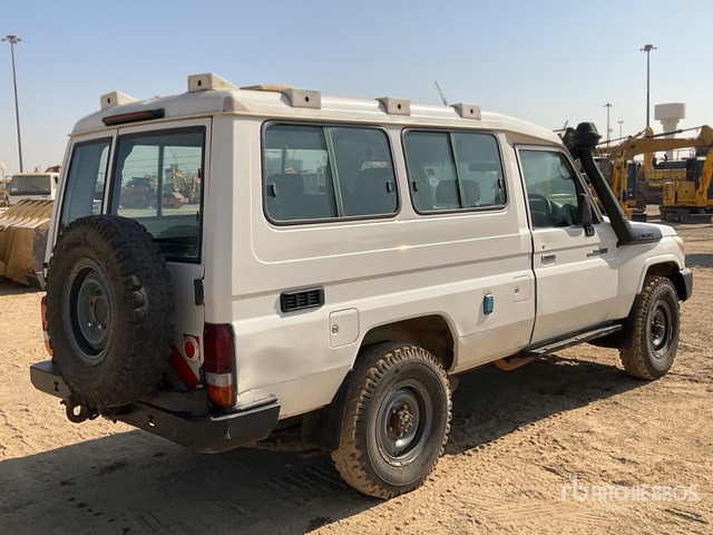 2018 Toyota Land Cruiser 78R 4x4 SUV - SUV: obrázok 2 2018 Toyota Land Cruiser 78R 4x4 SUV - SUV: obrázok 2