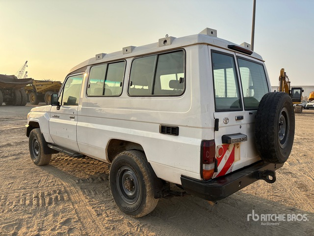 2018 Toyota Land Cruiser 78R 4x4 SUV - SUV: obrázok 3 2018 Toyota Land Cruiser 78R 4x4 SUV - SUV: obrázok 3