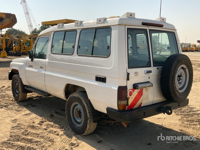 2018 Toyota Land Cruiser 78R 4x4 SUV - SUV: obrázok 3 2018 Toyota Land Cruiser 78R 4x4 SUV - SUV: obrázok 3