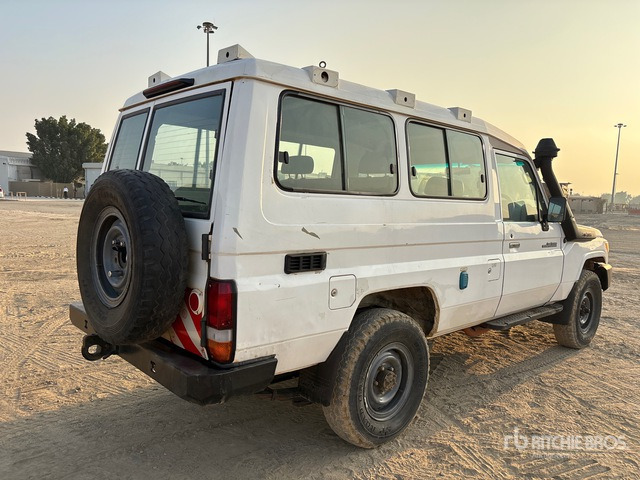 2018 Toyota Land Cruiser 78R 4x4 SUV - SUV: obrázok 2 2018 Toyota Land Cruiser 78R 4x4 SUV - SUV: obrázok 2