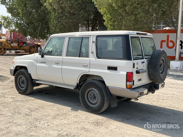 2018 Toyota Land Cruiser LX 76L 4x4 SUV - SUV: obrázok 4 2018 Toyota Land Cruiser LX 76L 4x4 SUV - SUV: obrázok 4