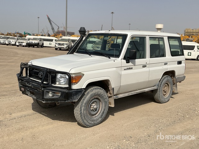 2019 Toyota Land Cruiser 76L 4x4 SUV - SUV: obrázok 1 2019 Toyota Land Cruiser 76L 4x4 SUV - SUV: obrázok 1